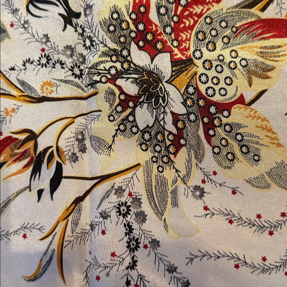 NEWSatin SilkLarge Scarf.BeautifulDelicateBotanical designluxuriousElegantLuster
